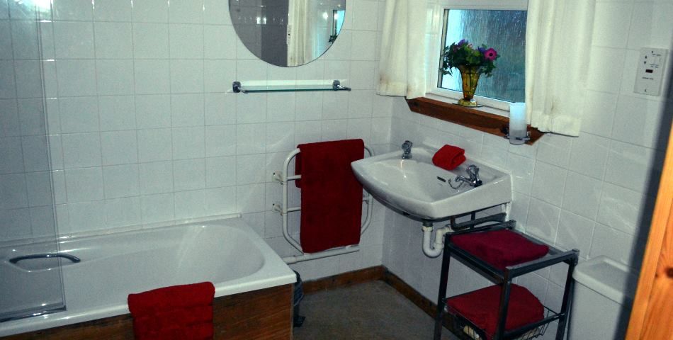 gairloch-holiday-homes-ensuite-bathroom-master-bedroom - 